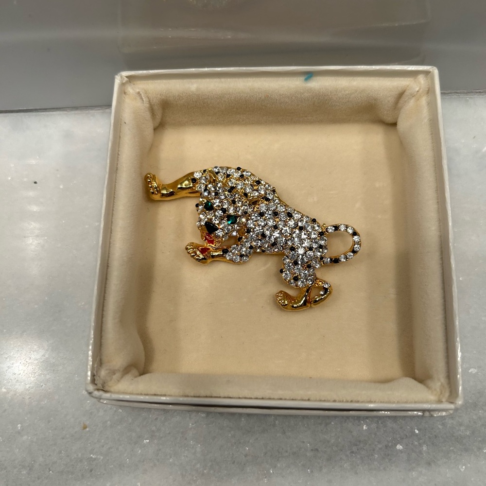 Crystal Leopard Brooch - Picture 4 of 4